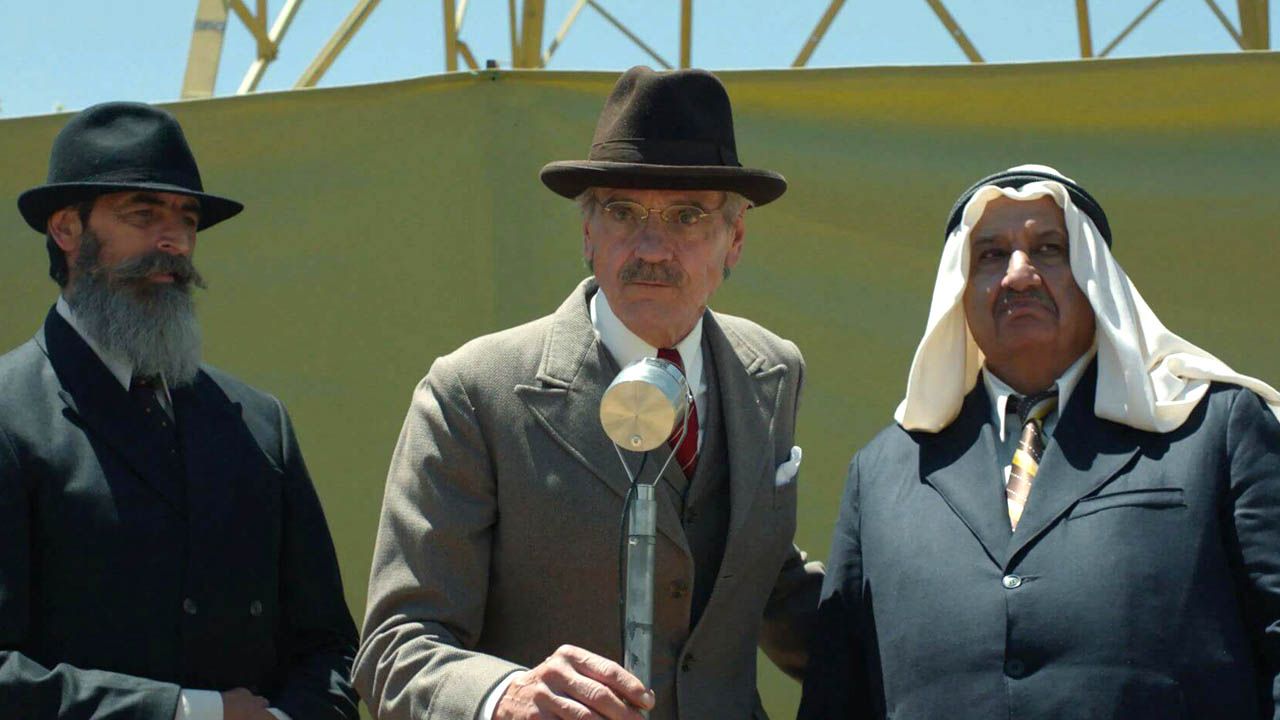 Mit Jeremy Irons (Mitte), der Wauchope spielt, den Hochkommissar der Kolonialverwaltung, ist eine echte britische Schauspielgröße in „Palestine 36“ dabei.