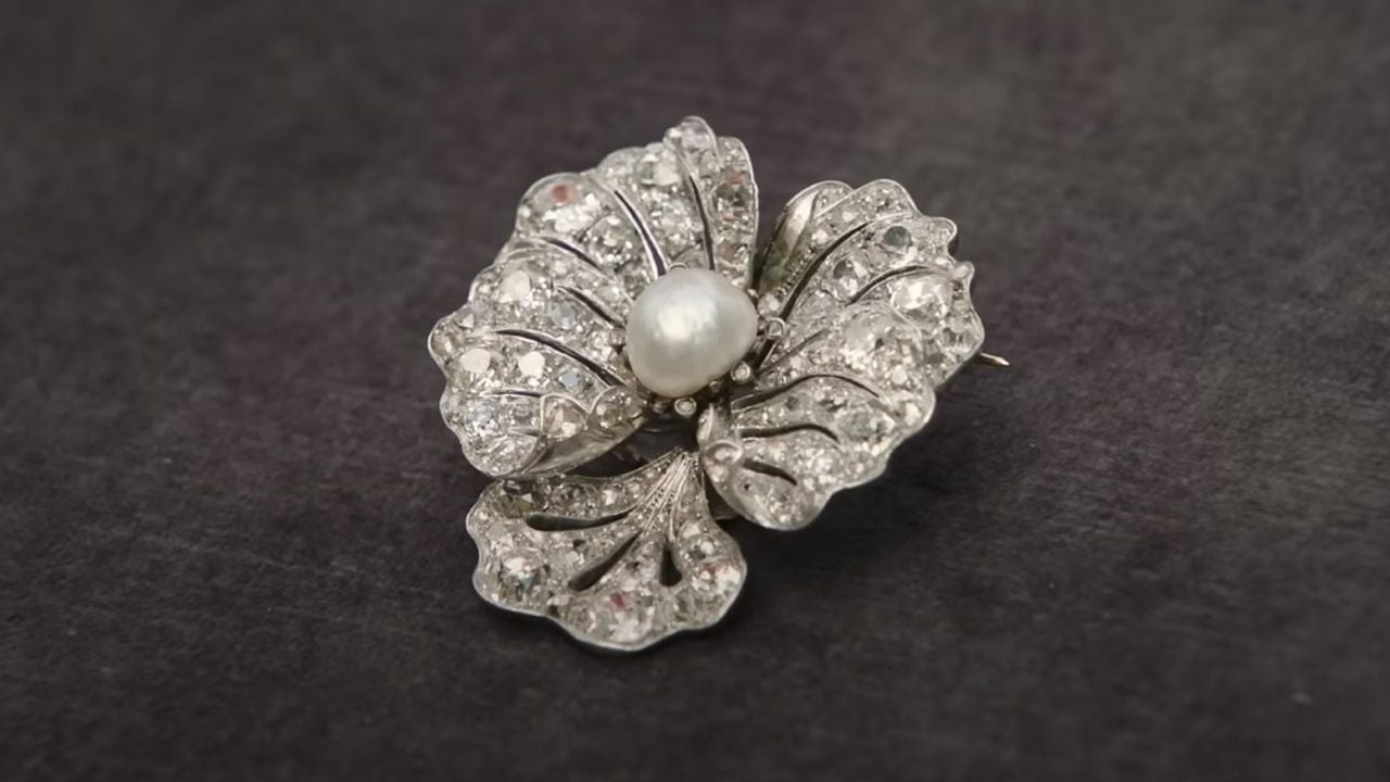 Kaum zu glauben: Diese Brosche hat 130 Diamanten