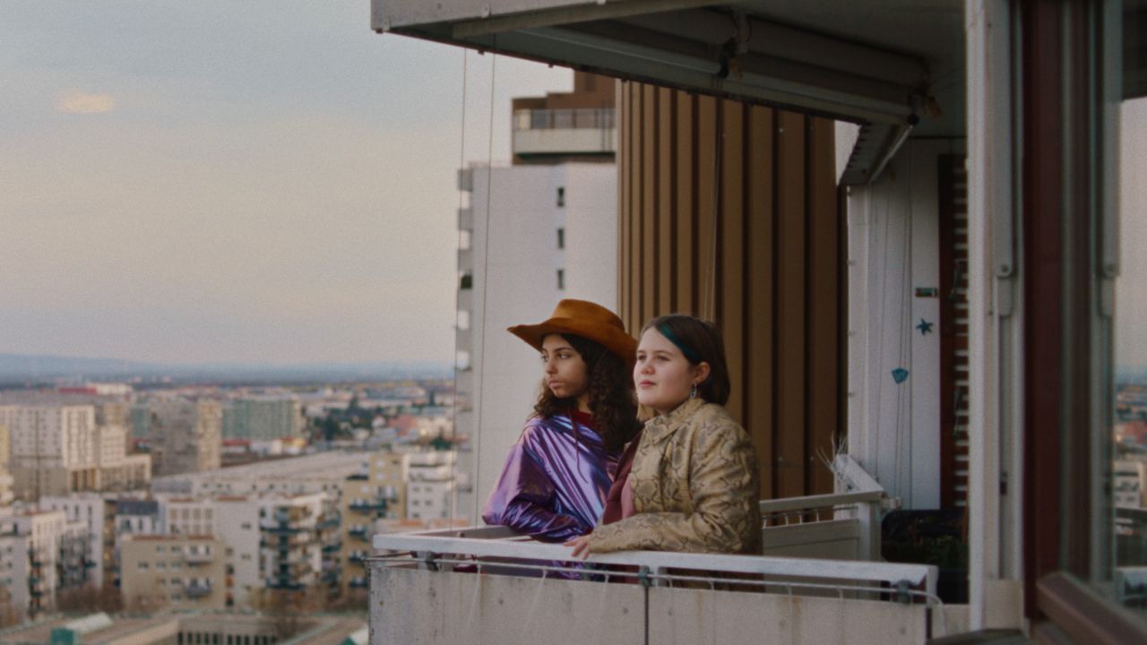 In ihrer Klassenkameradin Mara (Jessica Paar) findet Anna eine gute Freundin.