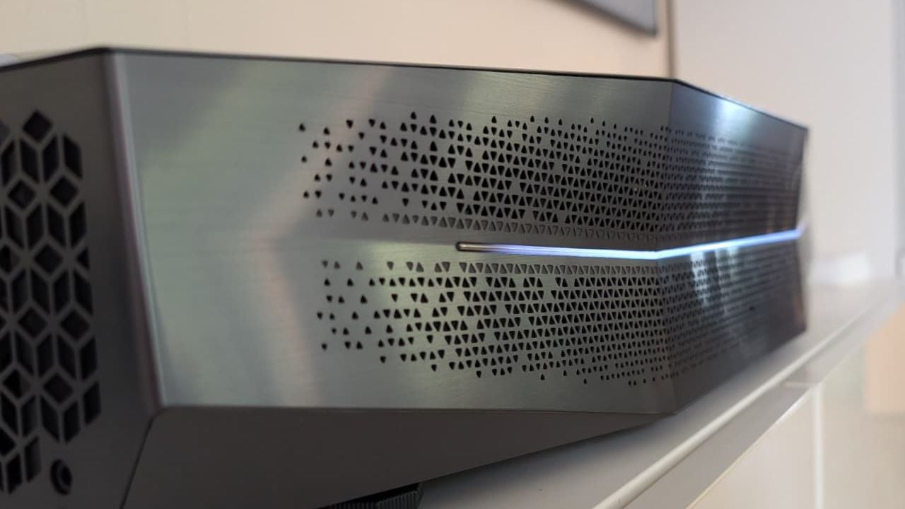 Das ist der AWOL Vision Aetherion MAX. Ein Raumschiff, das wie die Zukunft des Fernsehens aussieht. 