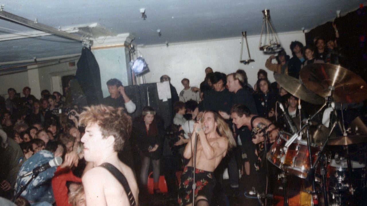 Szene aus der neuen Netflix-Doku: Hillel Slovak im Vordergrund, Anthony Kiedis sowie Flea im Hintergrund