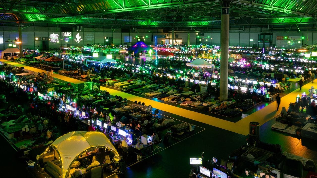 Im Gegensatz zur Cozy Area herrscht in der LAN-Party-Halle immer ein gewisser Trubel – das gehört zum gemeinsamen Zocken einfach dazu!