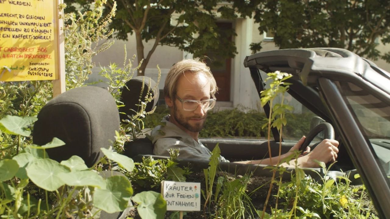 Christoph Schwarz will ein Jahr lang kein Geld nutzen. Aber tut er wirklich was fürs Klima, wenn er einfach andere bezahlen lässt.
