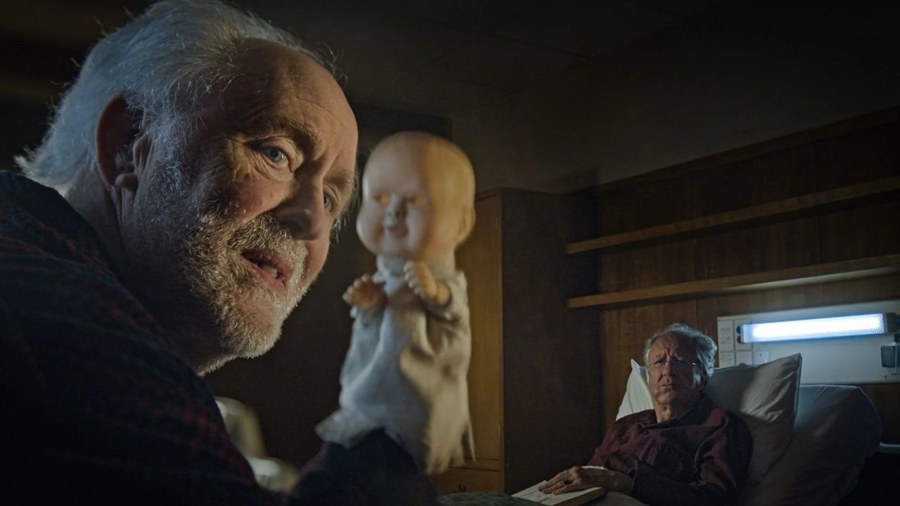 Dass John Lithgow Psychos spielen kann wie kaum ein anderer, hat er ja schon mit seiner grandiosen Rolle als Serienkiller in „Dexter“ bewiesen!