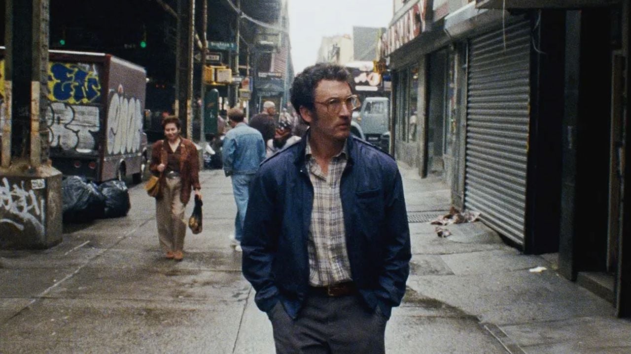 In einem sich schnell verändernden New York sucht Irwin (Miles Teller) nach einem Ausweg aus seiner vermeintlich hoffnungslosen Lage.