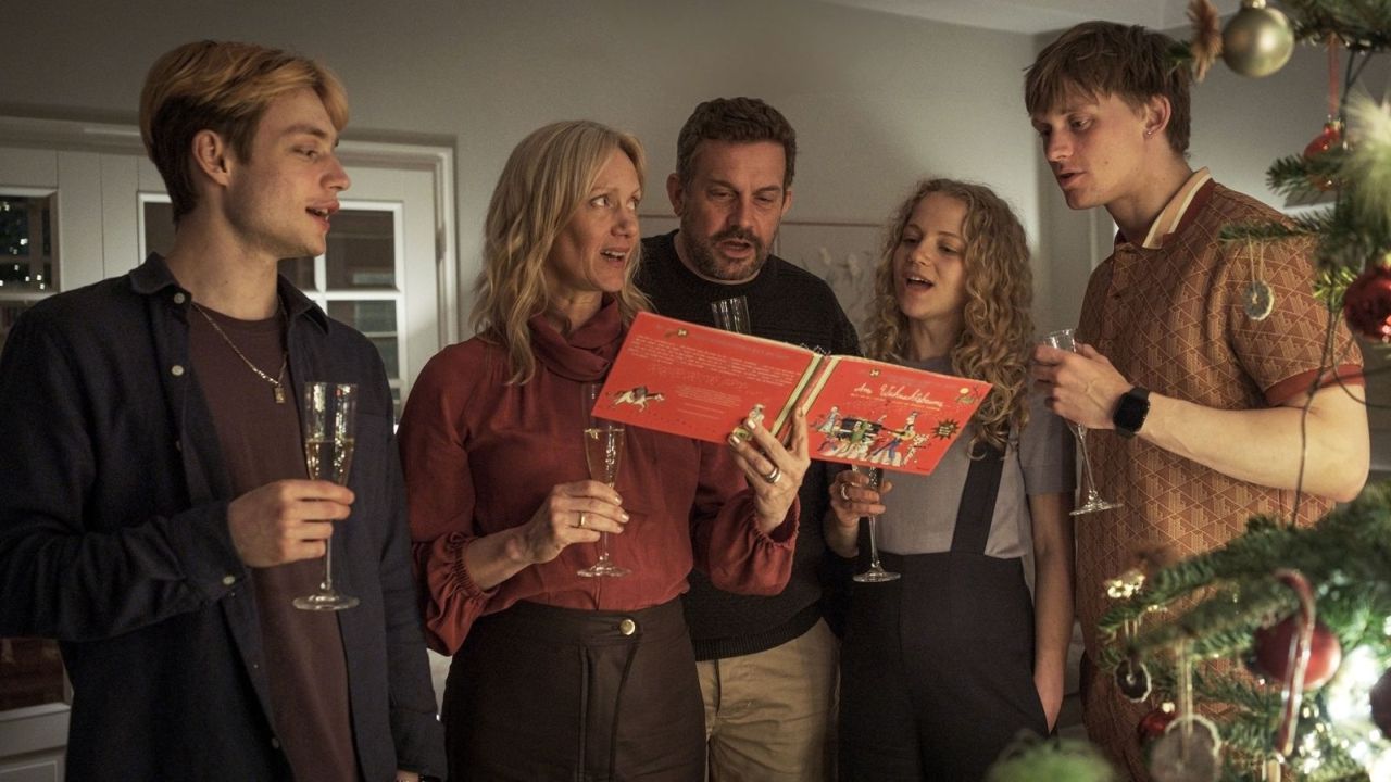 An Weihnachten kommt doch noch mal die ganze Familie zusammen – dummerweise hat Tochter Cara (Kya-Celina Barucki) aber direkt auch noch ihren neuen Freund mitgebracht …