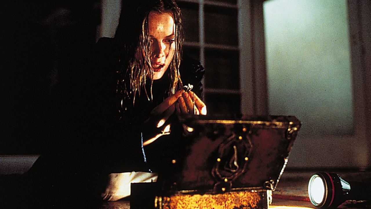 Der Schlüssel zur Auflösung? Claire (Michelle Pfeiffer) macht eine Entdeckung.