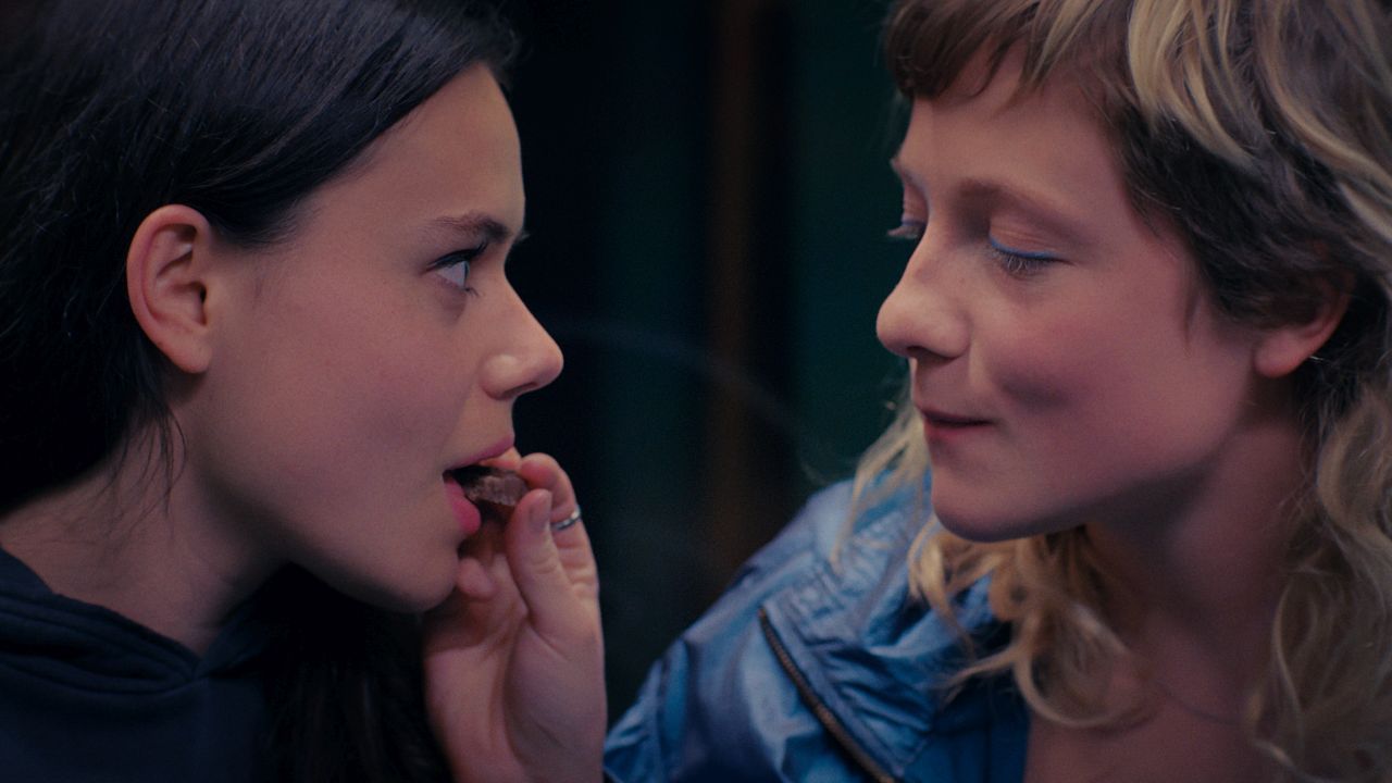 Auch wenn es zunächst gar nicht danach aussieht, werden aus Fanny (Lilith Grasmug) und Lena (Josefa Heinsius) schnell Freundinnen.