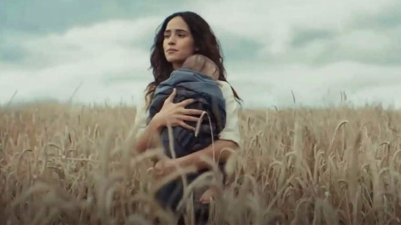 Bix (Adria Arjona) und ihr gemeinsames Kind mit Cassian Andor