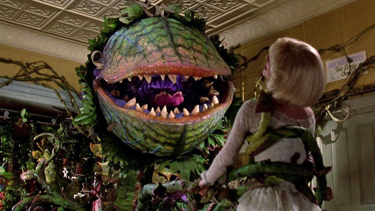 Audrey II schnappt sich Audrey.