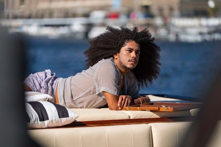 Hyan posiert lieber mit Shirt.