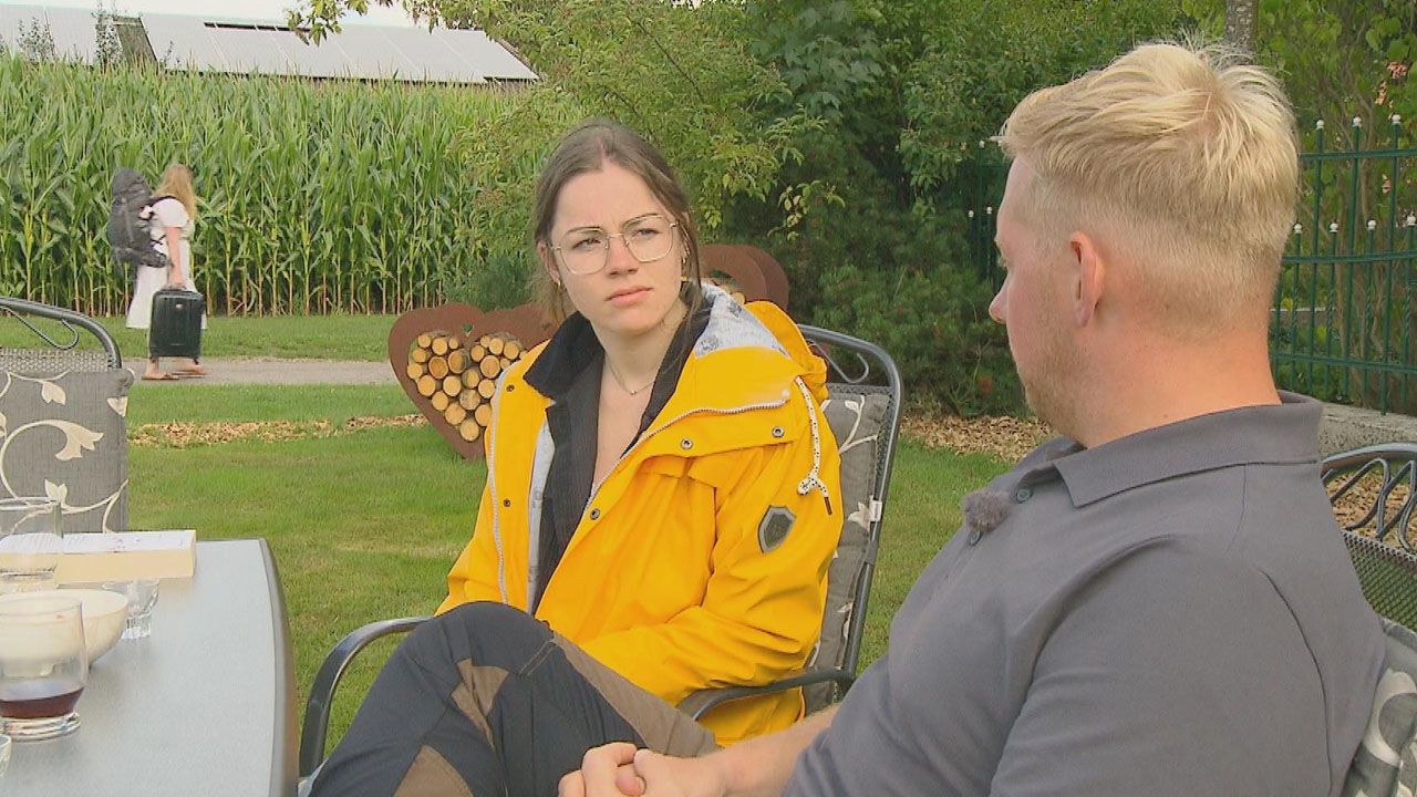 Jenny bleibt bei Daniel, während Emely abreist