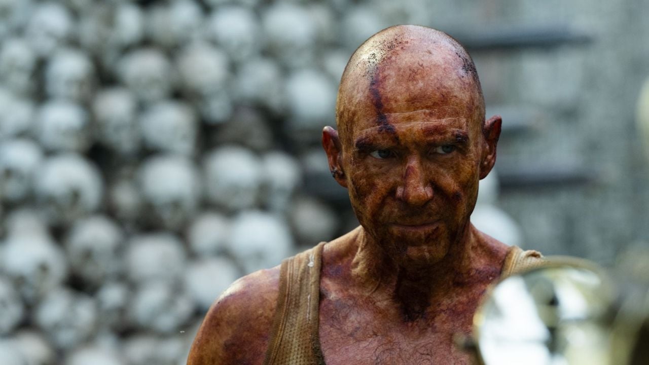 Dr. Kelson (Ralph Fiennes) hat das Knochentempel-Monument errichtet, nach dem die Fortsetzung „28 Years Later: The Bone Temple“ benannt ist.