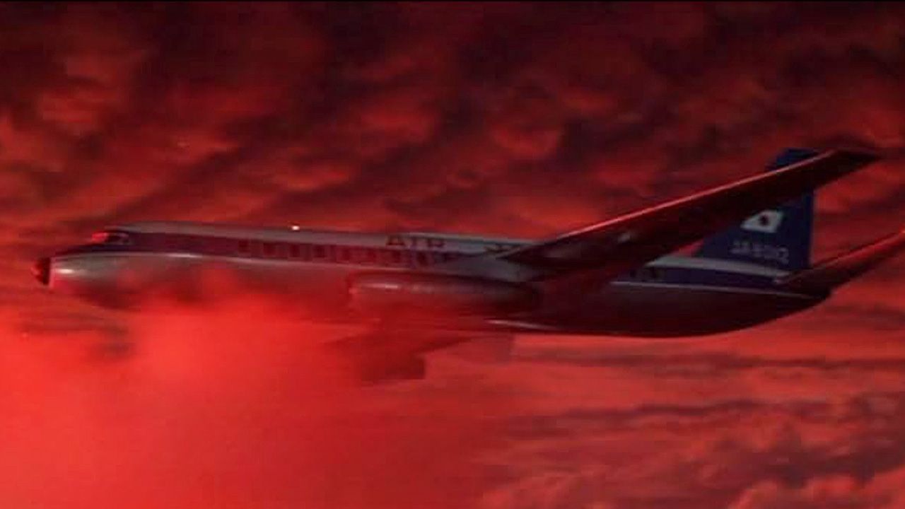 Das in blutrote Wolken eintauchende Flugzeug war Vorbild für „Kill Bill“.