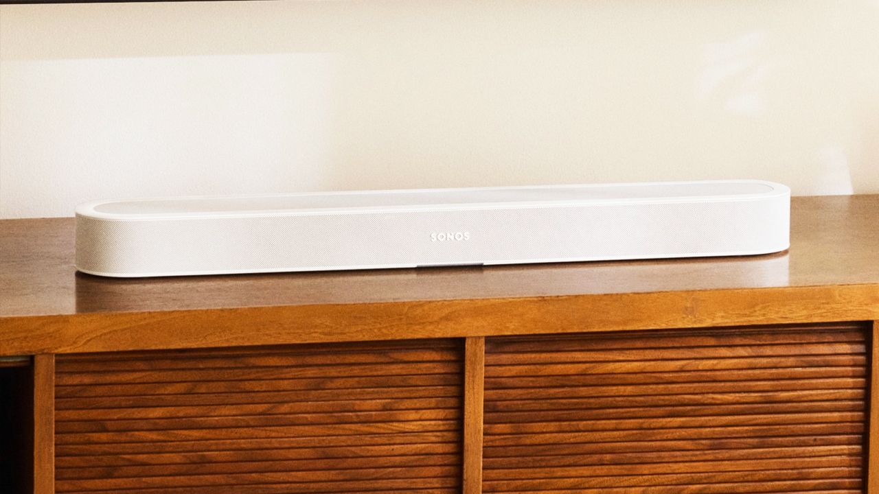Die Sonos Beam Ultra passt perfekt unter die Glotze und macht optisch richtig was her, ohne den Raum zu dominieren.