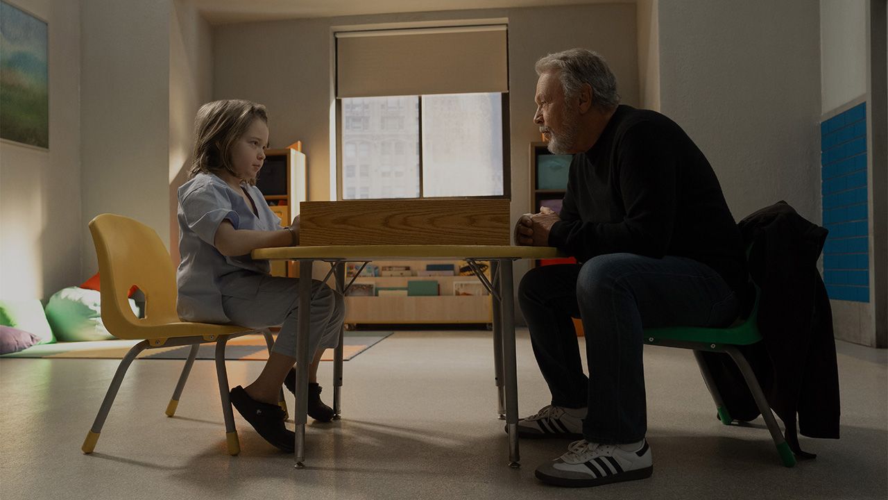 Der kleine Noah (Jacobi Jupe) vertraut sich dem Kinderpsychologen Eli (Billy Crystal) an