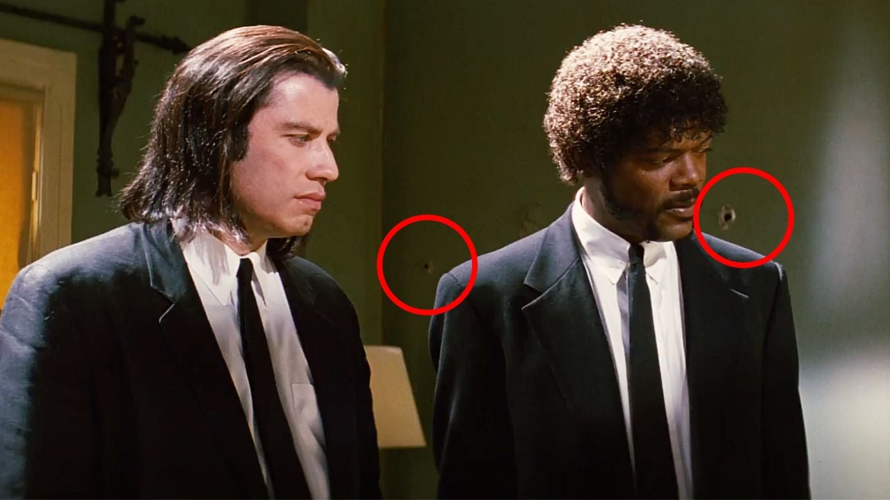 Vince und Jules stehen vor einer Wand mit Einschusslöchern – die dort noch gar nicht sein dürften!