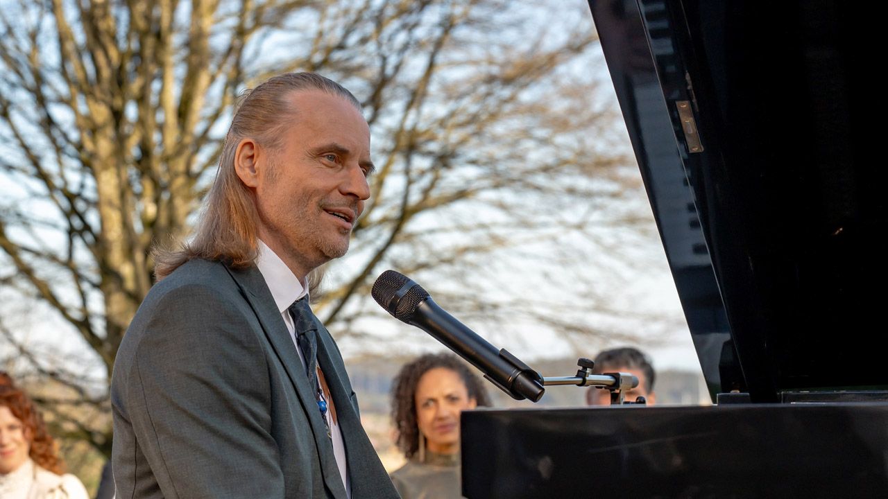 Darsteller Erich Altenkopf gibt in seinem letzten Auftritt bei „Sturm der Liebe“ sein Gesangstalent zum Besten.