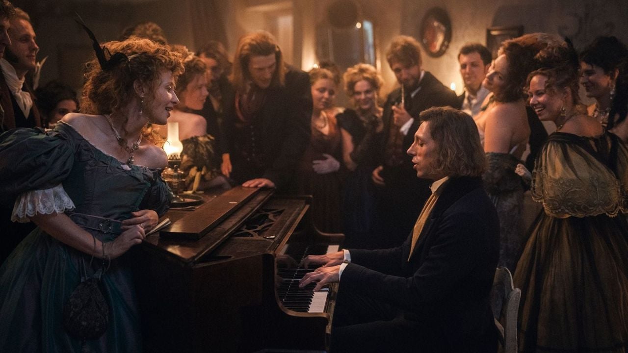 Egal, wo Chopin (Eryk Kulm) auftritt, überall herrscht direkt ausgelassene Laune. 