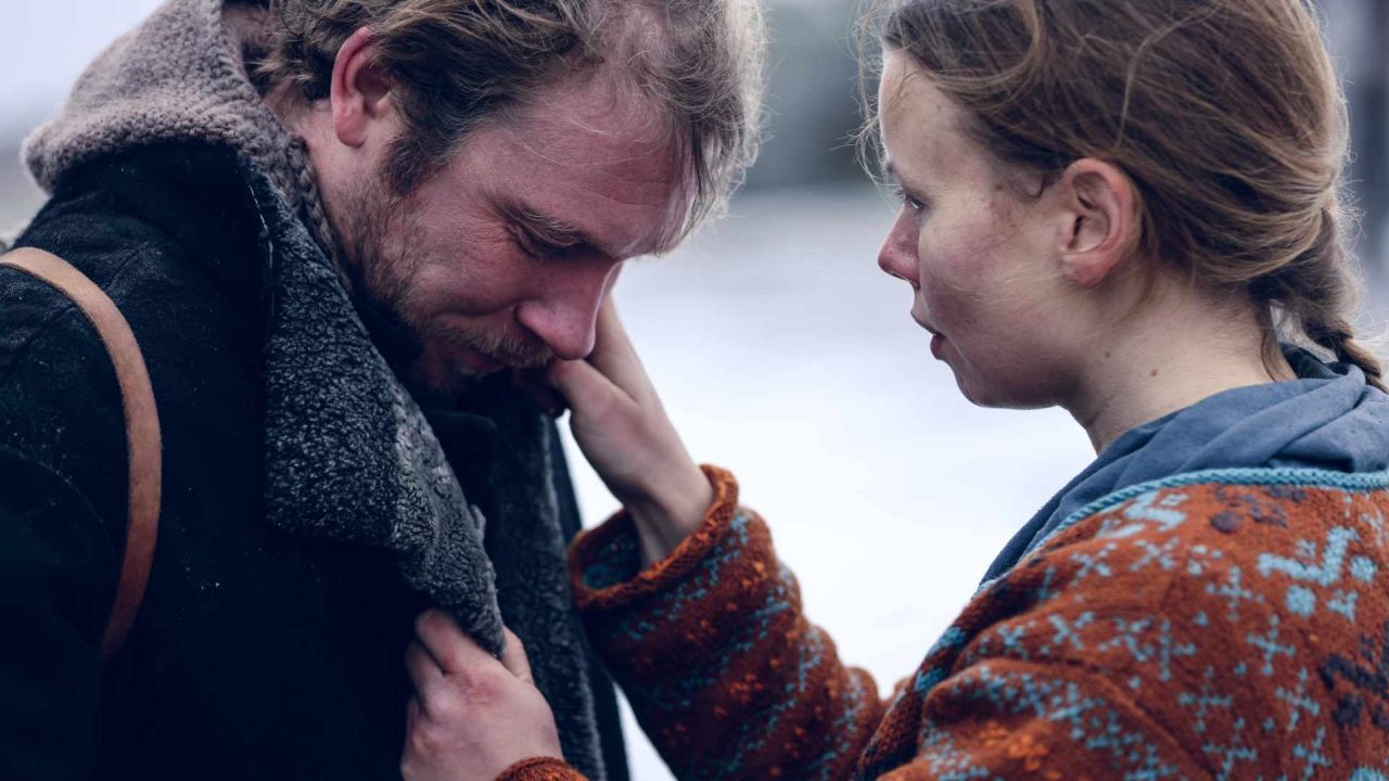 In der Einsamkeit finden Maja (Amanda Jansson) und Janne (Linus Troedsson) doch noch zueinander.