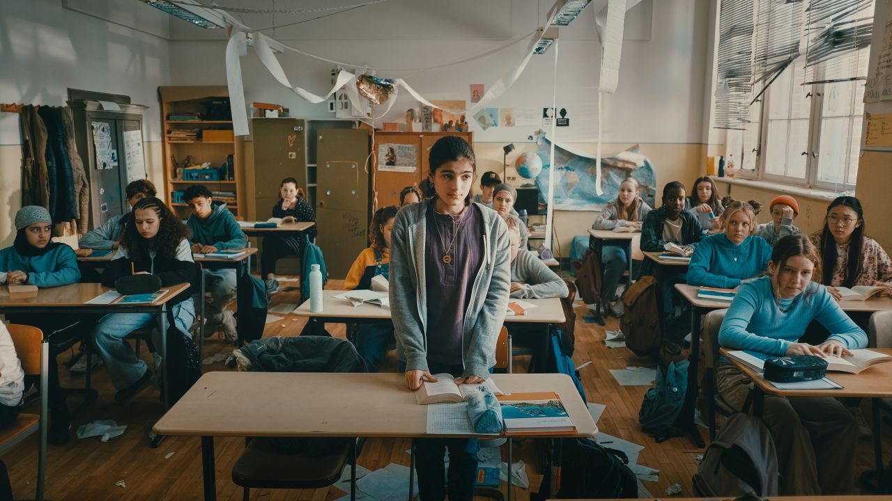 In ihrer neuen Klasse ist Mona (Dileyla Agirman) die einzige, die aufsteht, wenn der Lehrer ihren Namen aufruft.