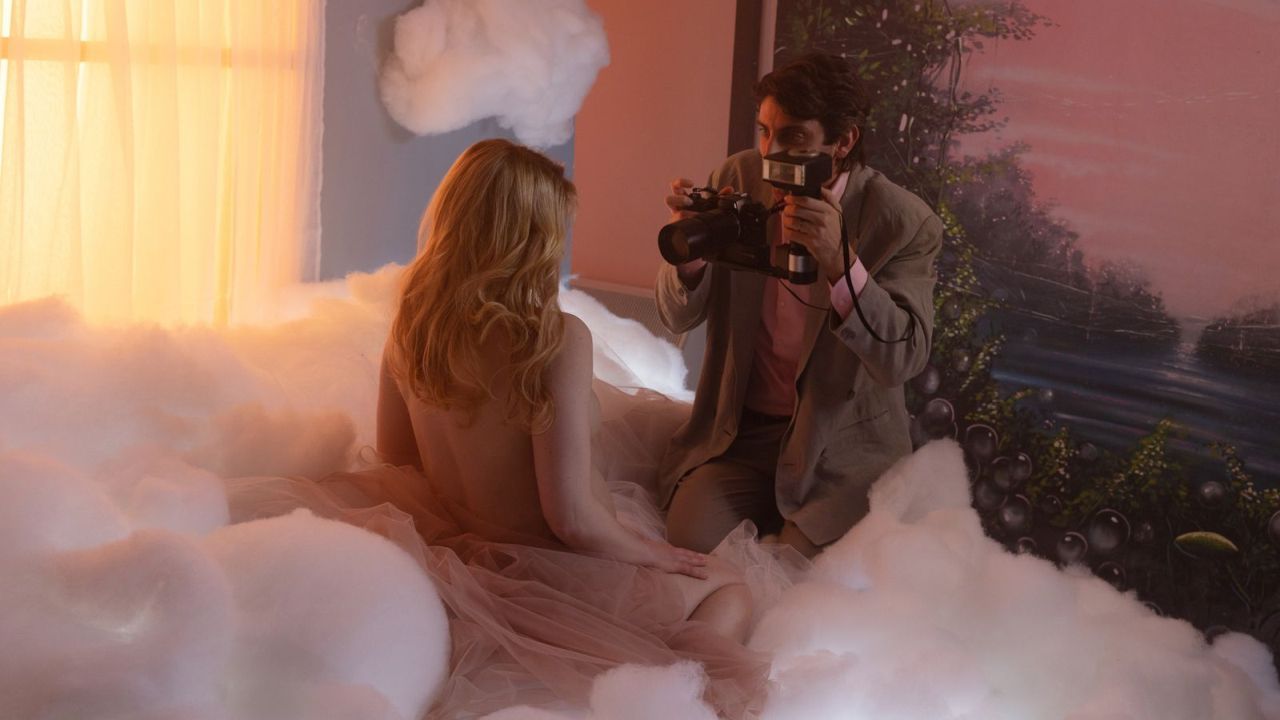 Mit seinen halblegalen Pornofilmen steigt Riccardo Schicci (Pietro Castellitto) schnell vom Hobbyfilmer zum Medienmogul auf.