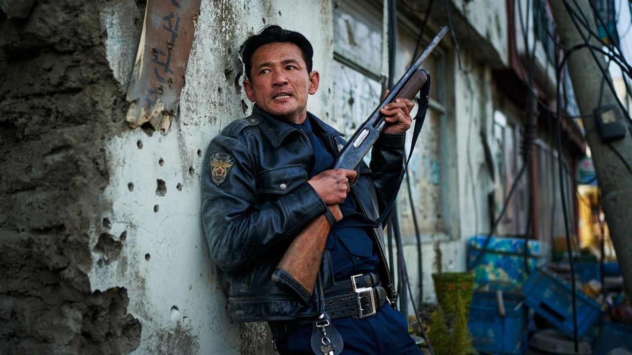 Hinter jeder Ecke könnte das Monster lauern: Cop Bum-seok (Hwang Jung-min) durchsucht sein Dorf.