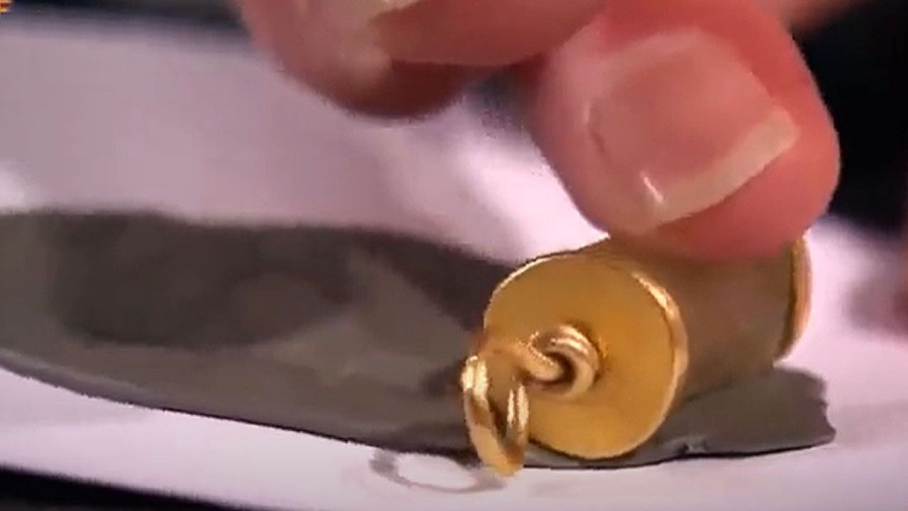 Mit Knetmasse führt Albert Maier vor, wofür der älteste Schatz aller Zeiten gedacht ist.