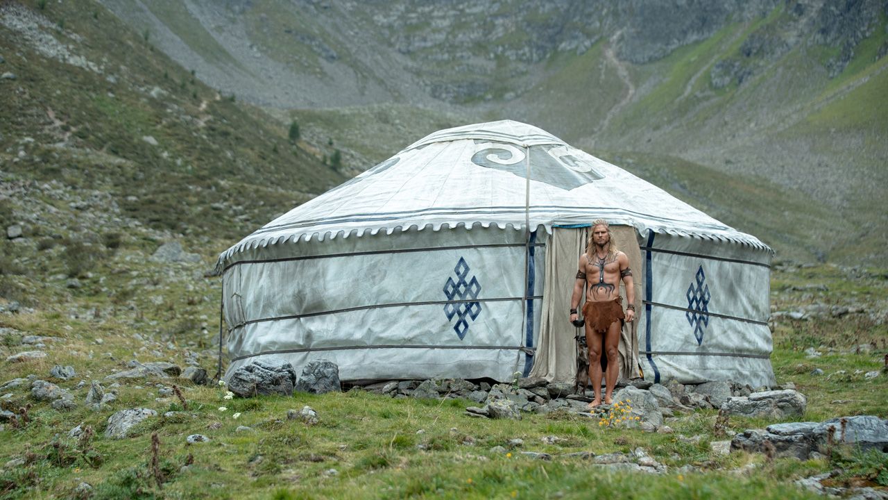 Rúrik Gíslason spielt einen Hundetrainer, der auf eher unkonventionelle Methoden zu setzen scheint.