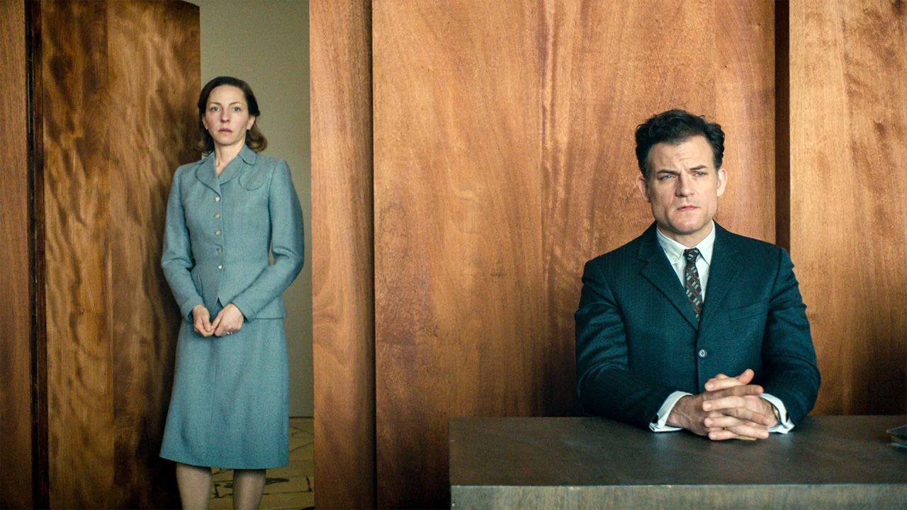 Karla muss sich vor Gericht erneut ihrem Vater (Torben Liebrecht) und auch ihrer Mutter (Katharina Schüttler) stellen.