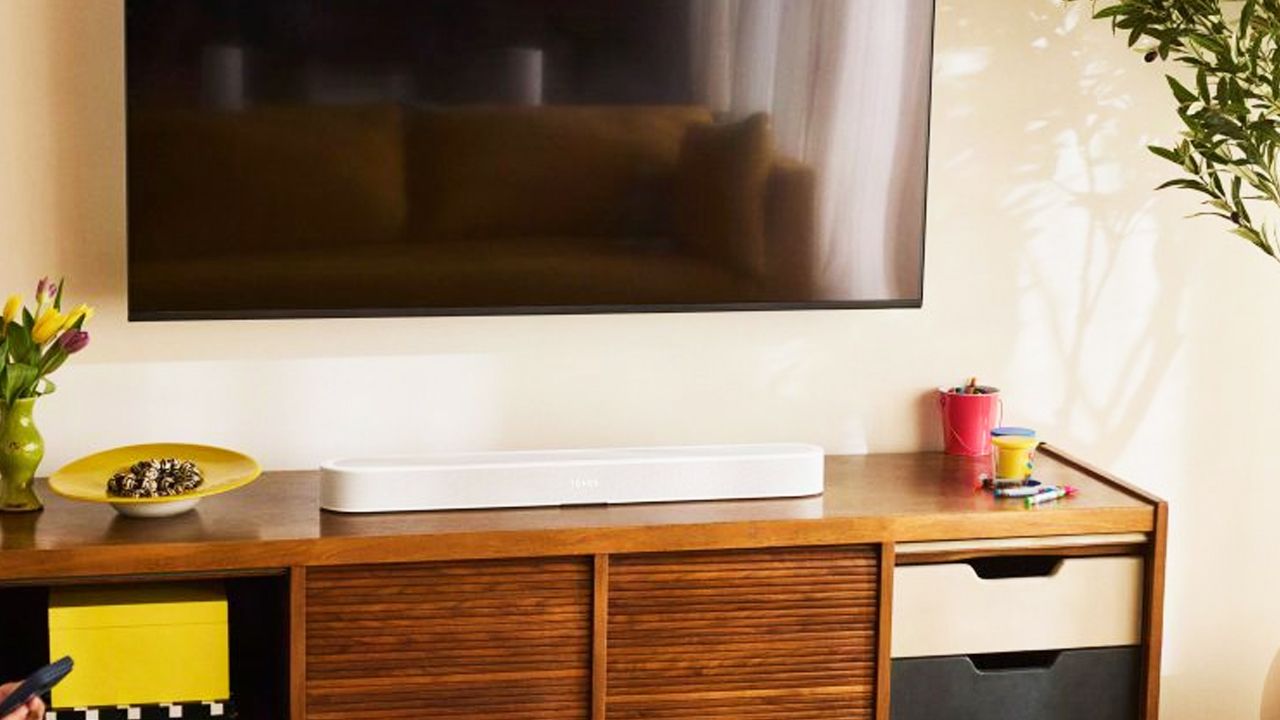 Die Soundbar liefert alleine schon ordentlich ab, lässt sich aber völlig entspannt mit Subwoofer und Zusatz-Boxen erweitern.