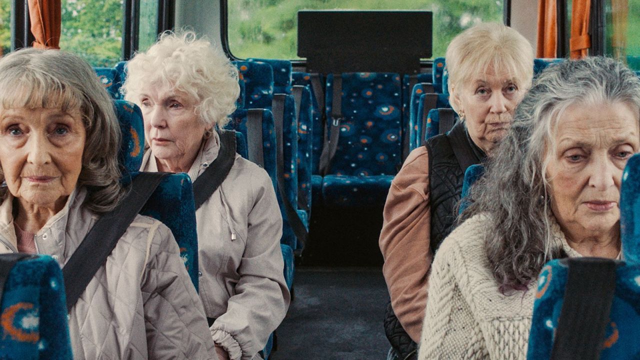 Während sich ihre Söhne auf Gran Canaria vergnügen, wagen auch die zurückgelassenen Mütter einen Ausflug…