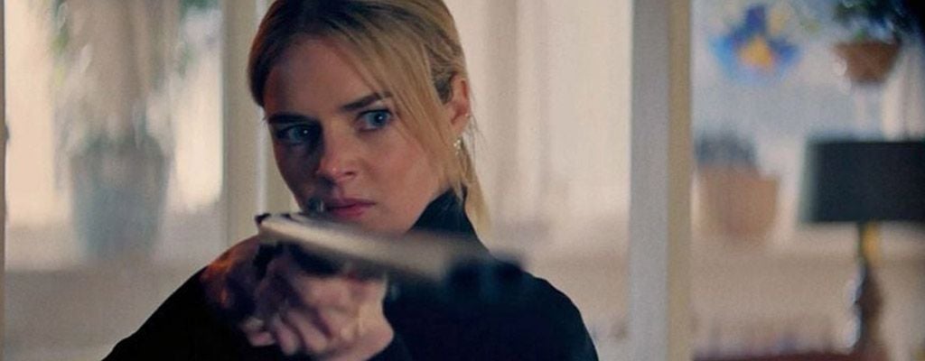 Bei Amazon Prime erst ab 18 Jahren: Filmkritik zum blutigen "Over Your Dead Body" mit Jason Segel & Samara Weaving,