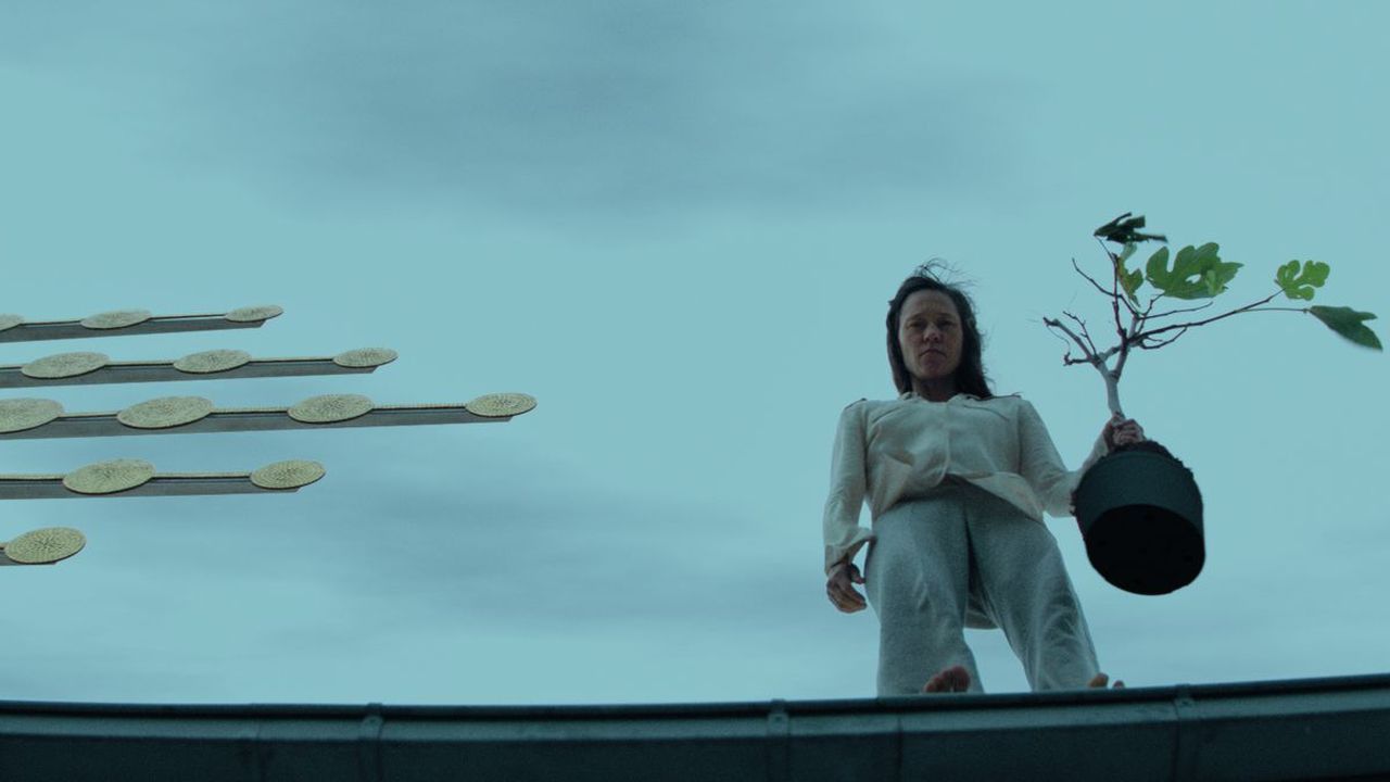 Klara (Sabine Timoteo) zieht aufs Dach – und wird so unfreiwillig zur Gallionsfigur einer neuen Sinnsuche-Bewegung!