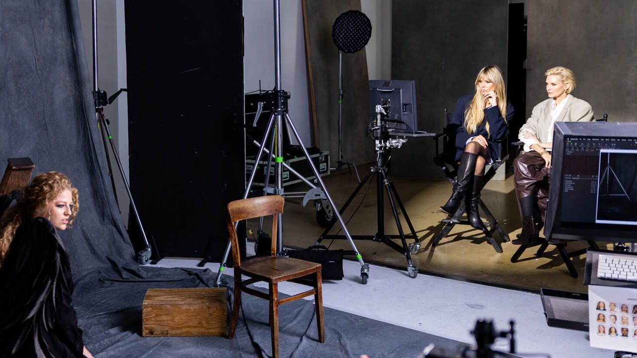 Nadja Auerbach und Heidi Klum helfen den Models beim Shooting.