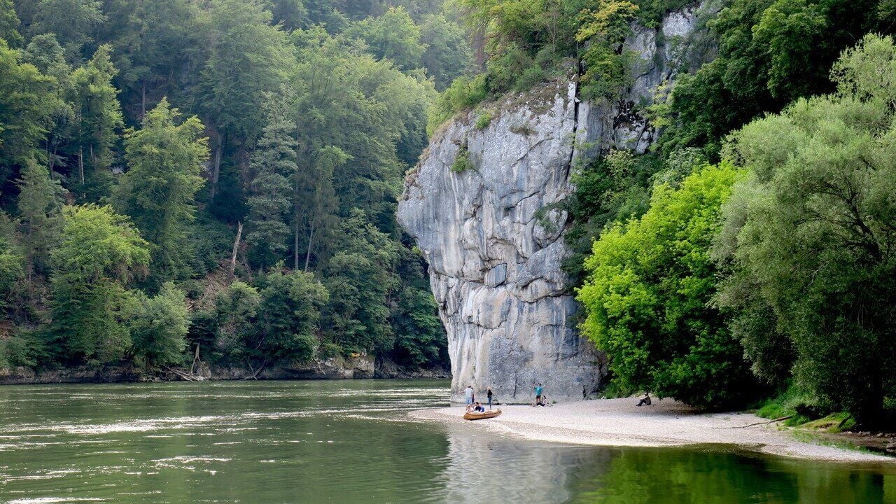 Jaume Claret Muxarts „Strange River“ fängt die Schönheit und Sinnlichkeit der Landschafen in betörenden 16mm-Bildern ein.