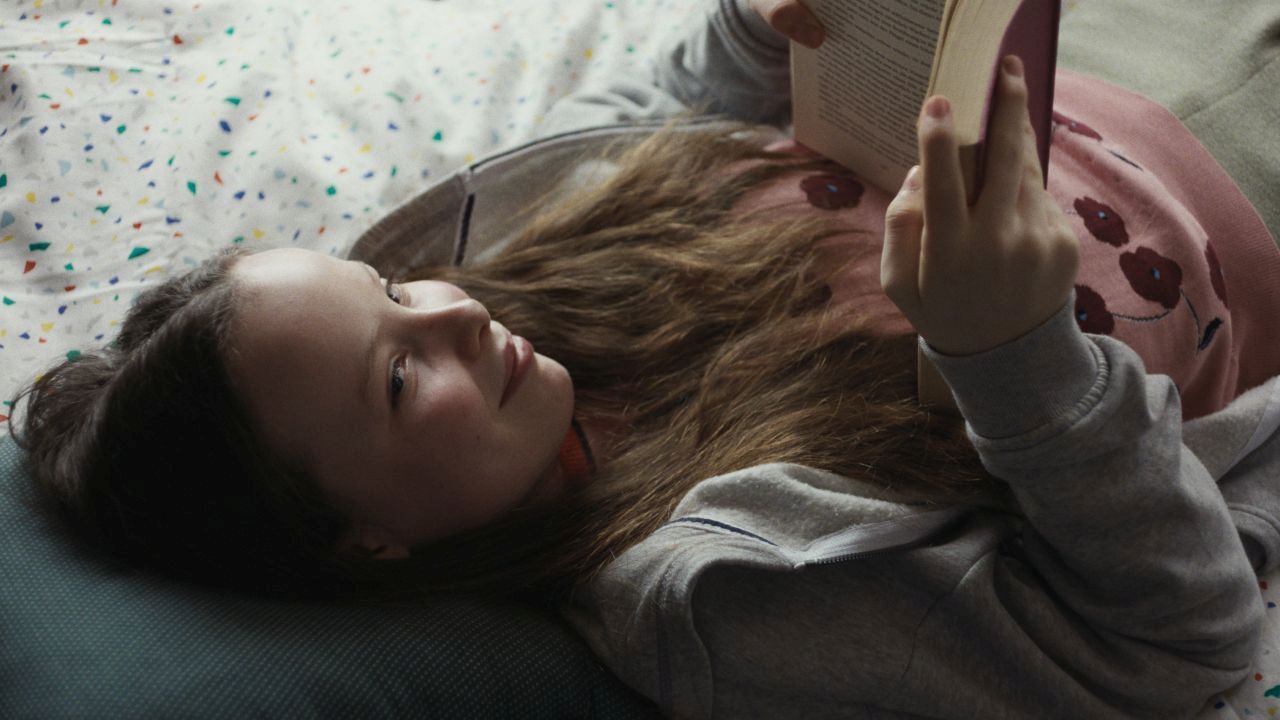 Für Marielle (Laeni Geiseler) sind ihre seherischen Fähigkeiten sogar eine noch größere Belastung als für ihre beobachteten Eltern.