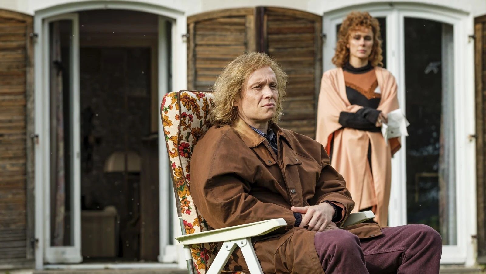 In „Girl You Know It’s True“ hat Matthias Schweighöfer die Haare zur Abwechslung mal nicht so schön – dabei gibt es im Film selbst doch die Erkenntnis: Haare machen Superstars! 