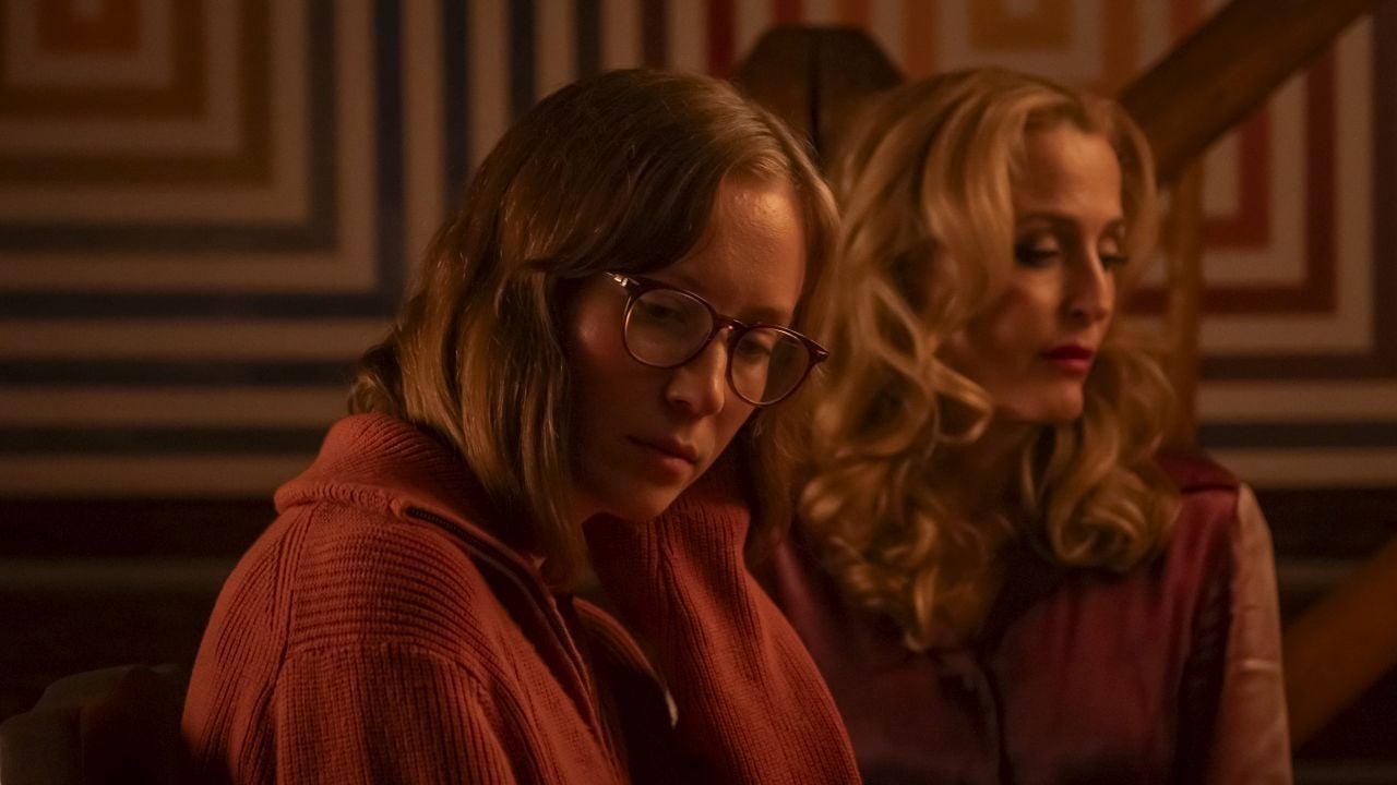 Kris (Hannah Einbinder) scheint die Ex-Scream-Queen Billy (Gillian Anderson) nicht nur zu bewundern, sondern ist womöglich auch ein wenig in sie verknallt. 