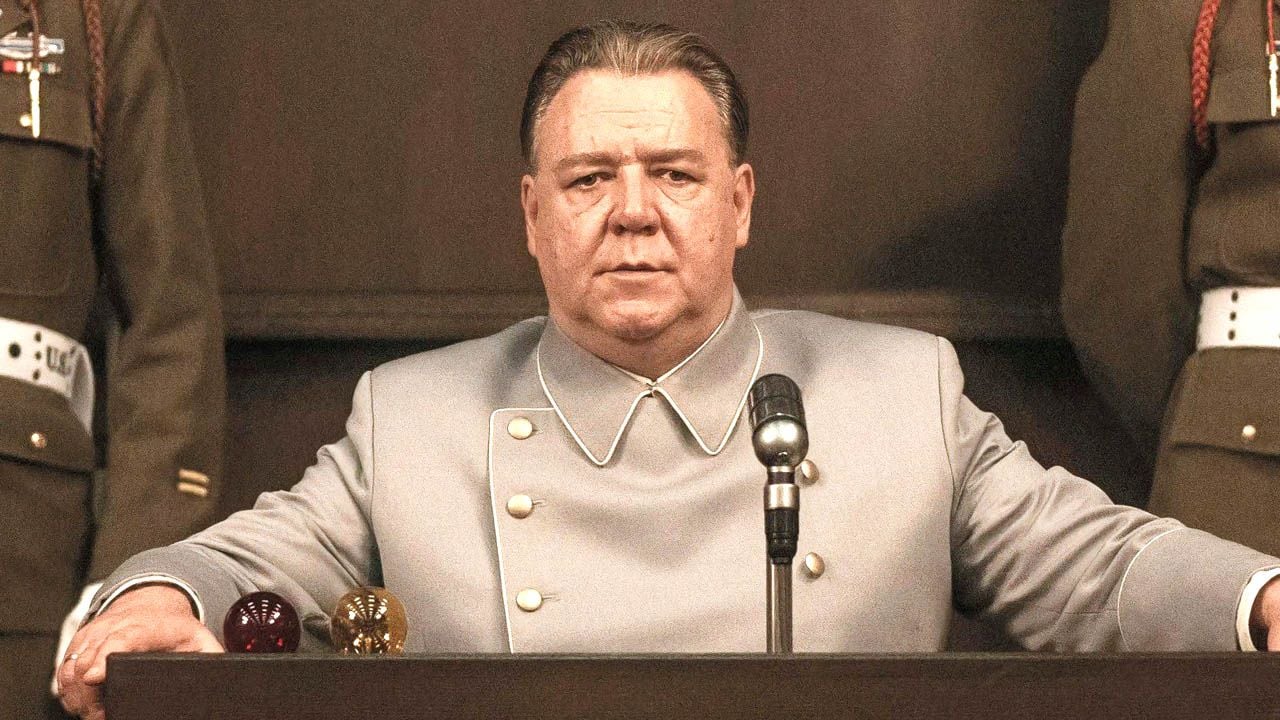 Russell Crowe gibt sich mit seiner Verkörperung des Nazi-Verbrechers Hermann Göring redlich Mühe – befremdlich bleibt seine Besetzung trotzdem.
