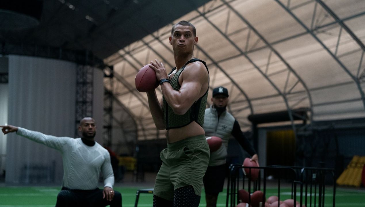 Cameron Cade (Tyriq Withers) steht noch ganz am Anfang seiner Karriere, würde aber alles dafür tun, so erfolgreich wie sein großes Idol Isaiah White (Marlon Wayans) zu werden!