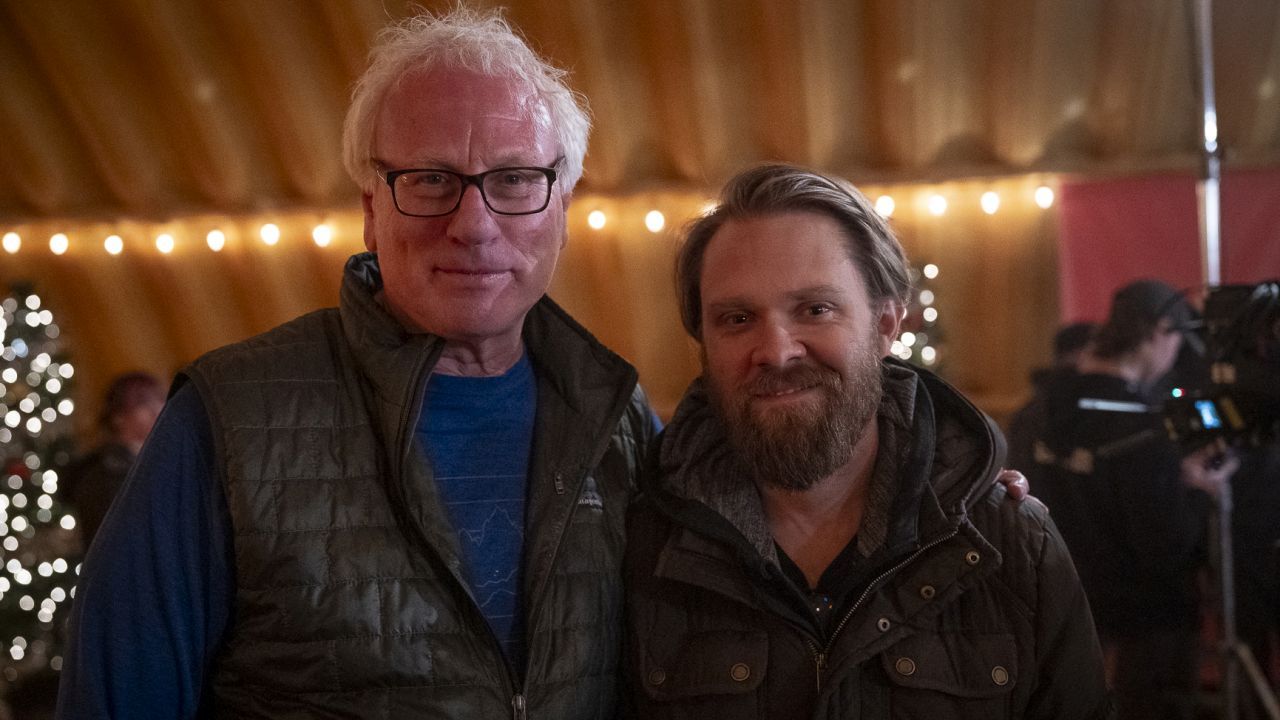 Mike P. Nelson am Set von „Silent Night, Deadly Night“ mit dem Produzenten Scott Schneid, der in dieser Funktion vor 41 Jahren auch schon am Original beteiligt war.