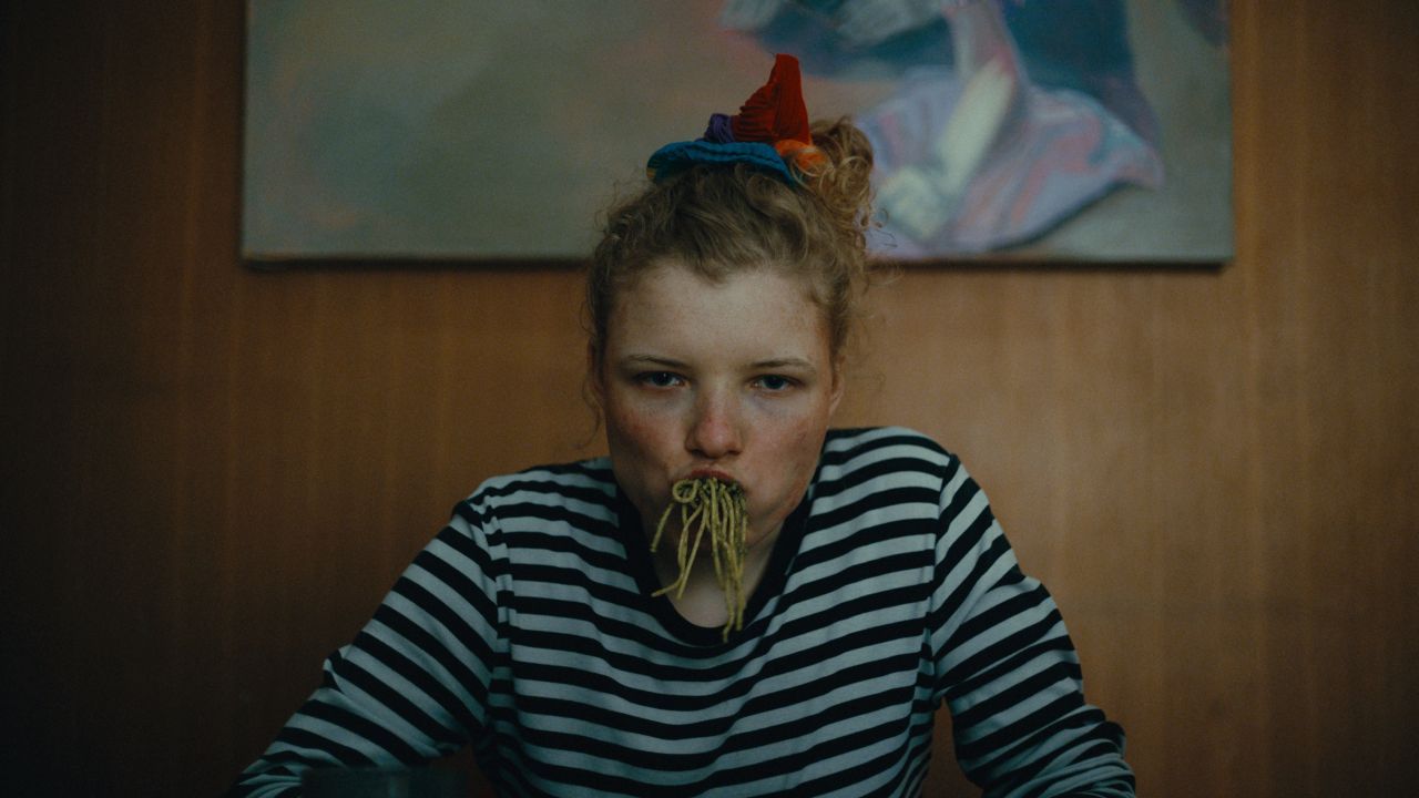 Pia (Luisa-Céline Gaffron) muss sich in ihrer alten Welt erst wieder zurechtfinden – noch mehr als von ihrer Erkrankung wird sie dabei aber durch die Ansprüche ihrer Umwelt.