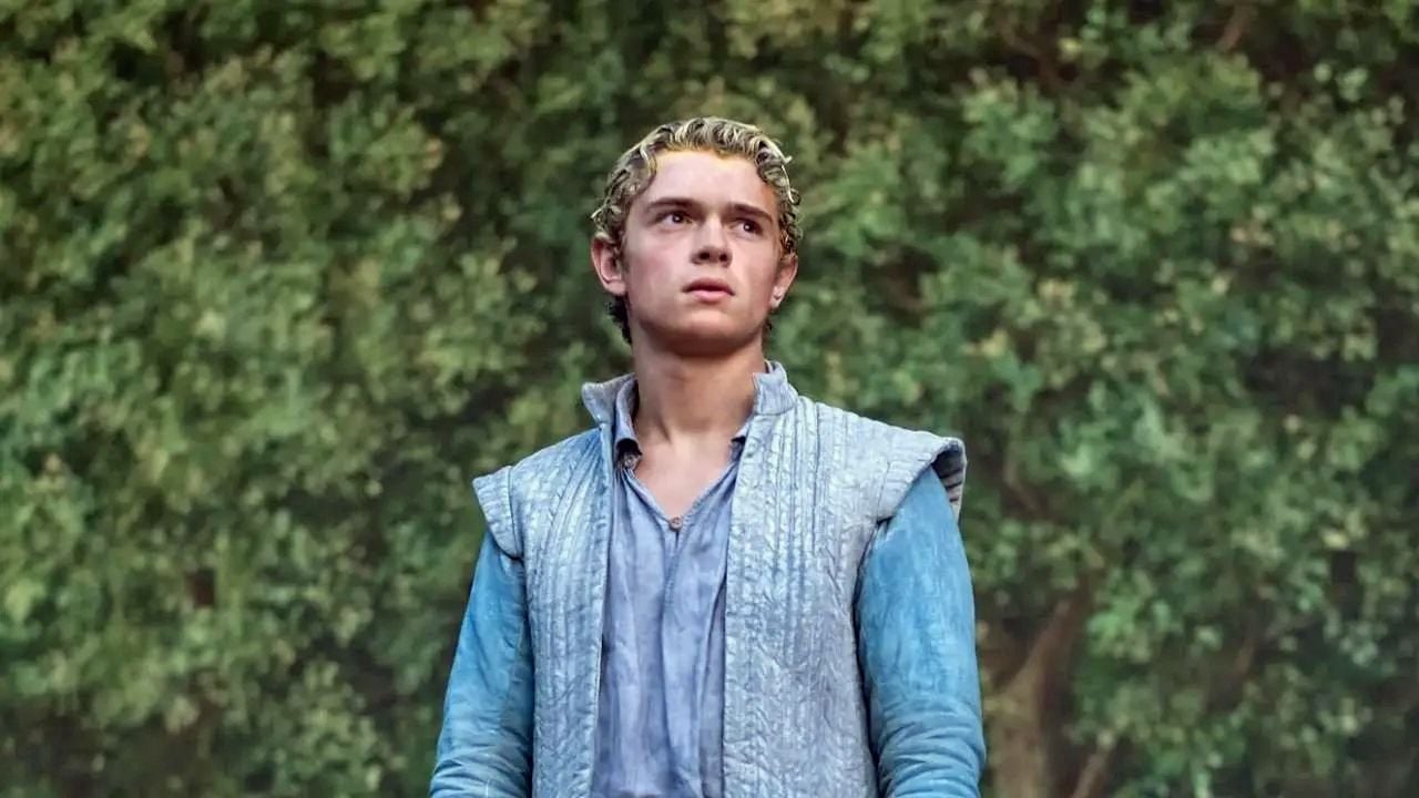 Noah Jupe mit blonden Haaren in 