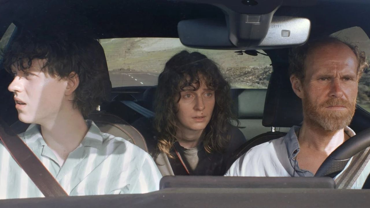 Tochter Sam (Julia Windischbauer), Sohn Frederick (Jeremias Meyer) und Vater Jo (Niels Bormann) müssen sich auf Lanzarote ungeplant das Ferienhaus teilen.