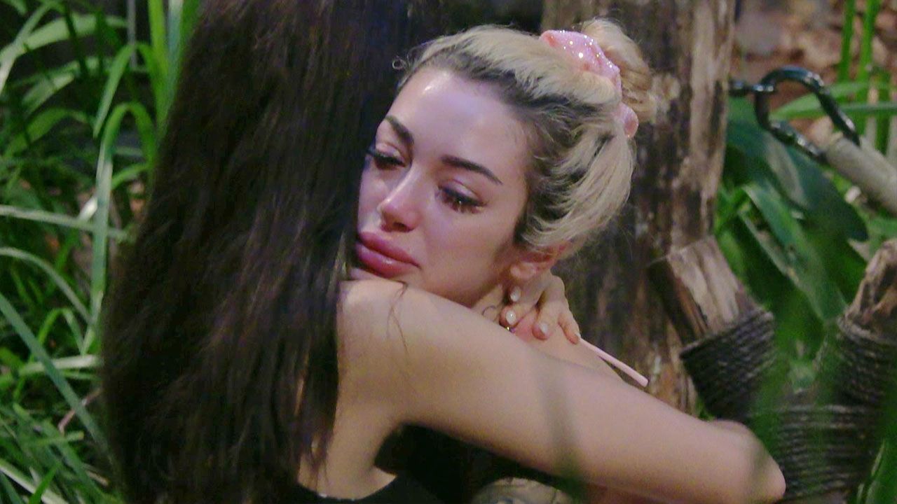 Samira (links) nimmt Ariel in den Arm, als sie deren traurige Familiengeschichte hört.