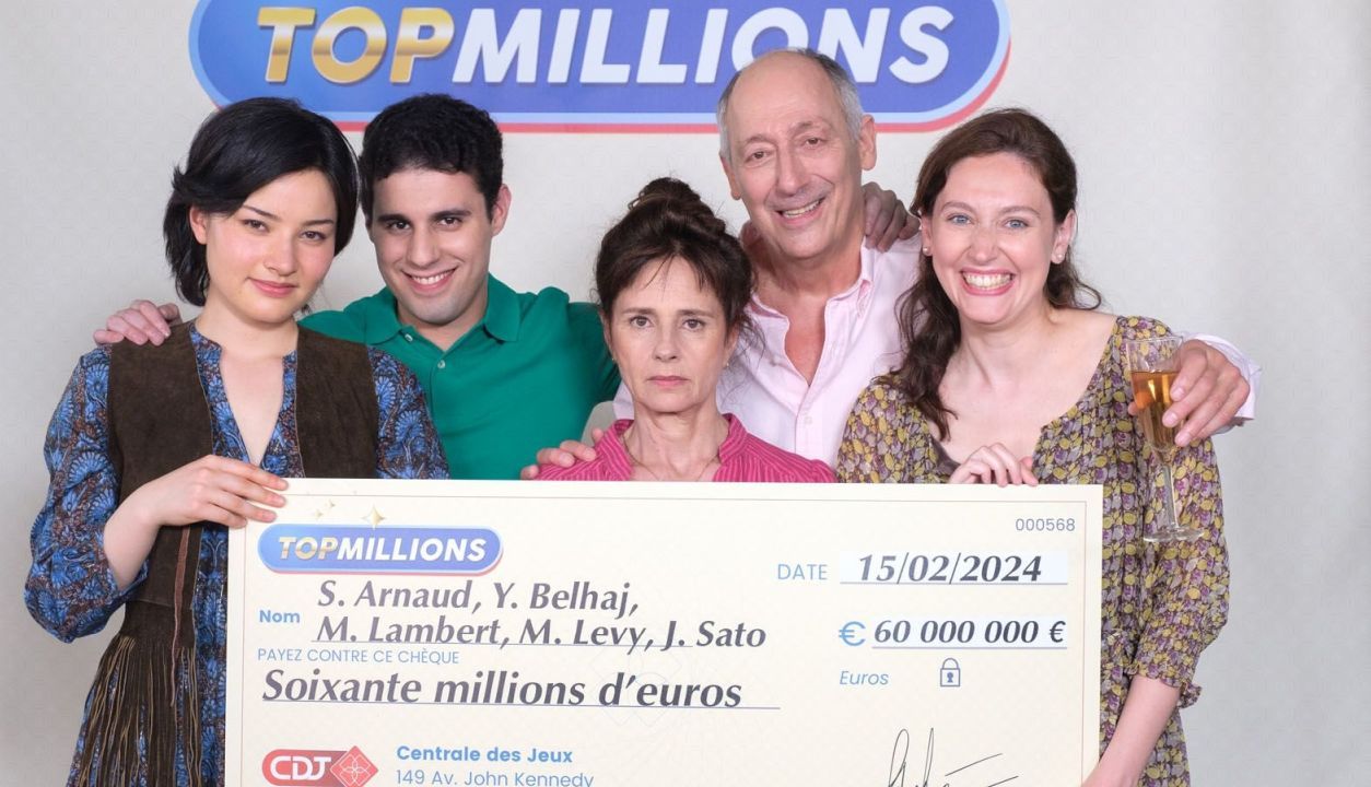 Die fünf Pfleger*innen freuen sich über „ihren“ Mega-Lottogewinn.