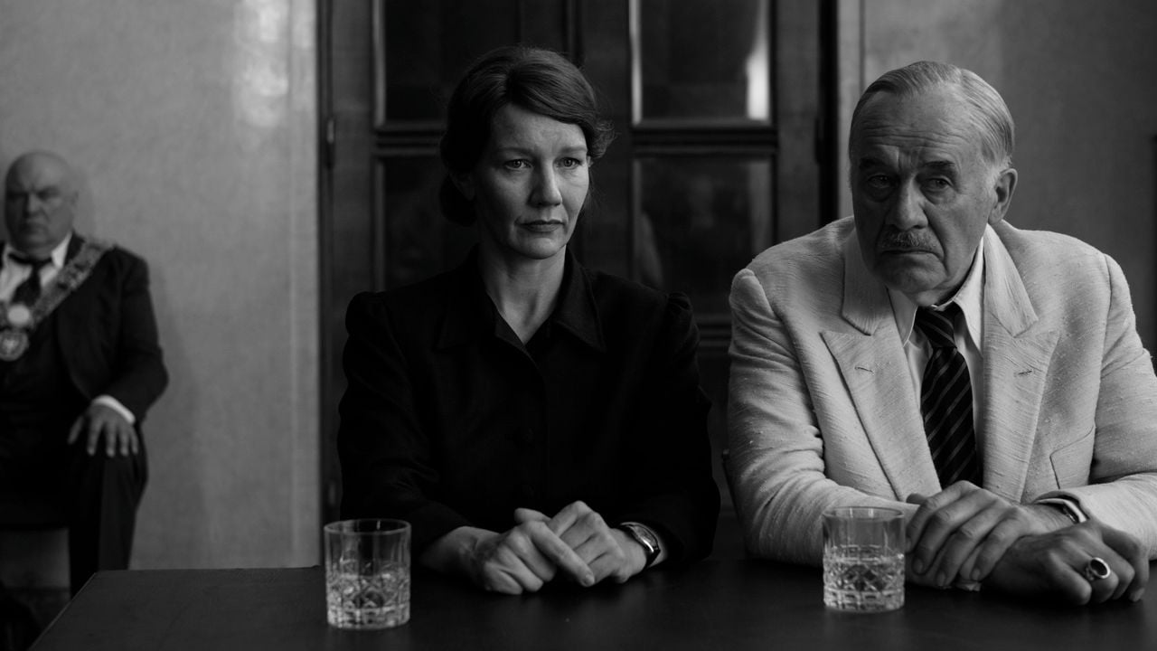 In der Realität kehrte Thomas Mann (Hanns Zischler) mit seiner Frau nach Deutschland zurück. Im Film wird er von seiner Tochter Erika (Sandra Hüller) begleitet. 