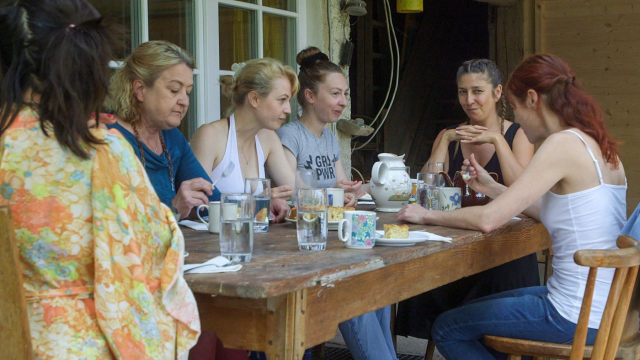 Schon beim gemeinsamen Frühstück wird unter den Seminar-Teilnehmerinnen fleißig drauflos diskutiert. 