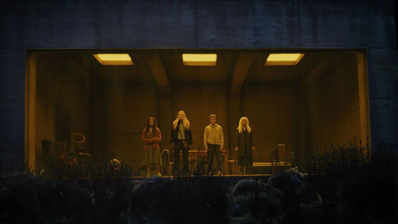 Sobald die Dunkelheit hereinbricht, stellen sich alle schön in Reih und Glied auf, um sich von den Monstern dort draußen begaffen zu lassen.